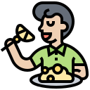Hombre disfrutando de una comida, sosteniendo un tenedor y un plato con pasta y salsa, en un ambiente informal.